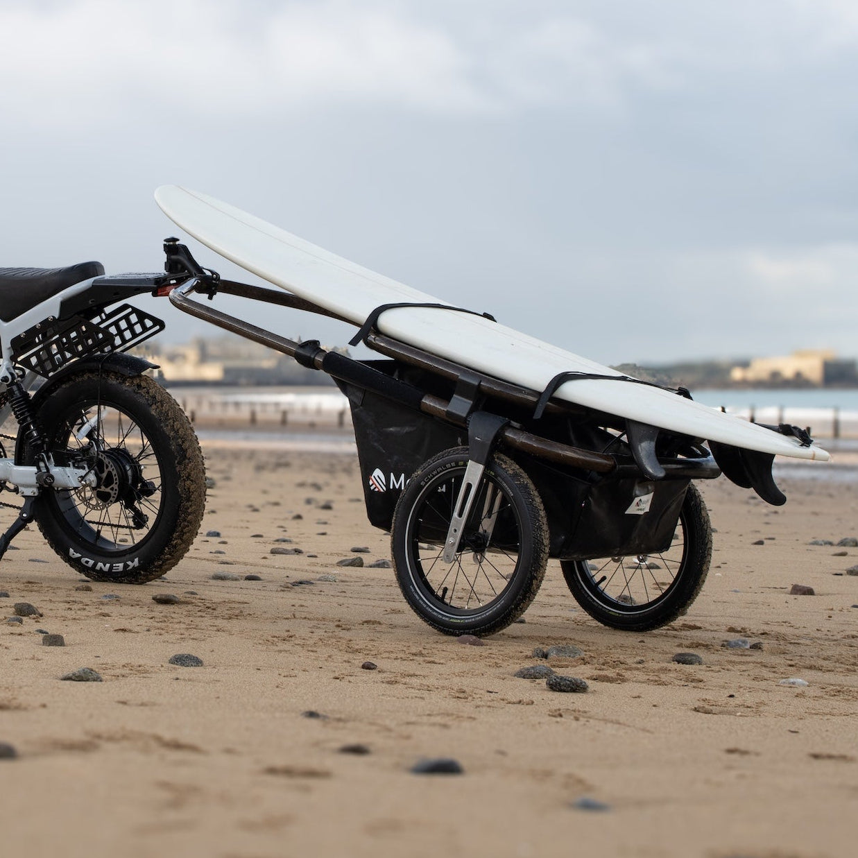 Surf - La remorque Maïna 16+ et son rack pour planches