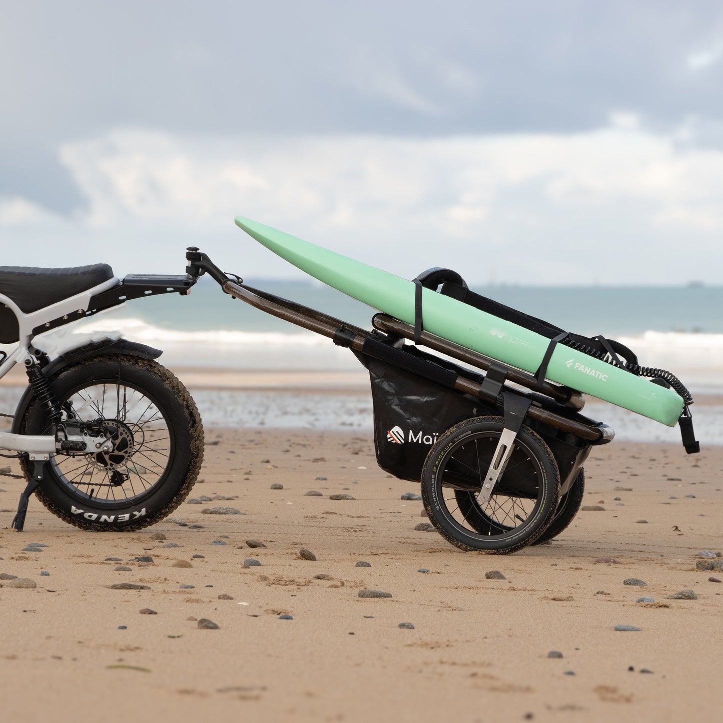 Surf - La remorque Maïna 16+ et son rack pour planches